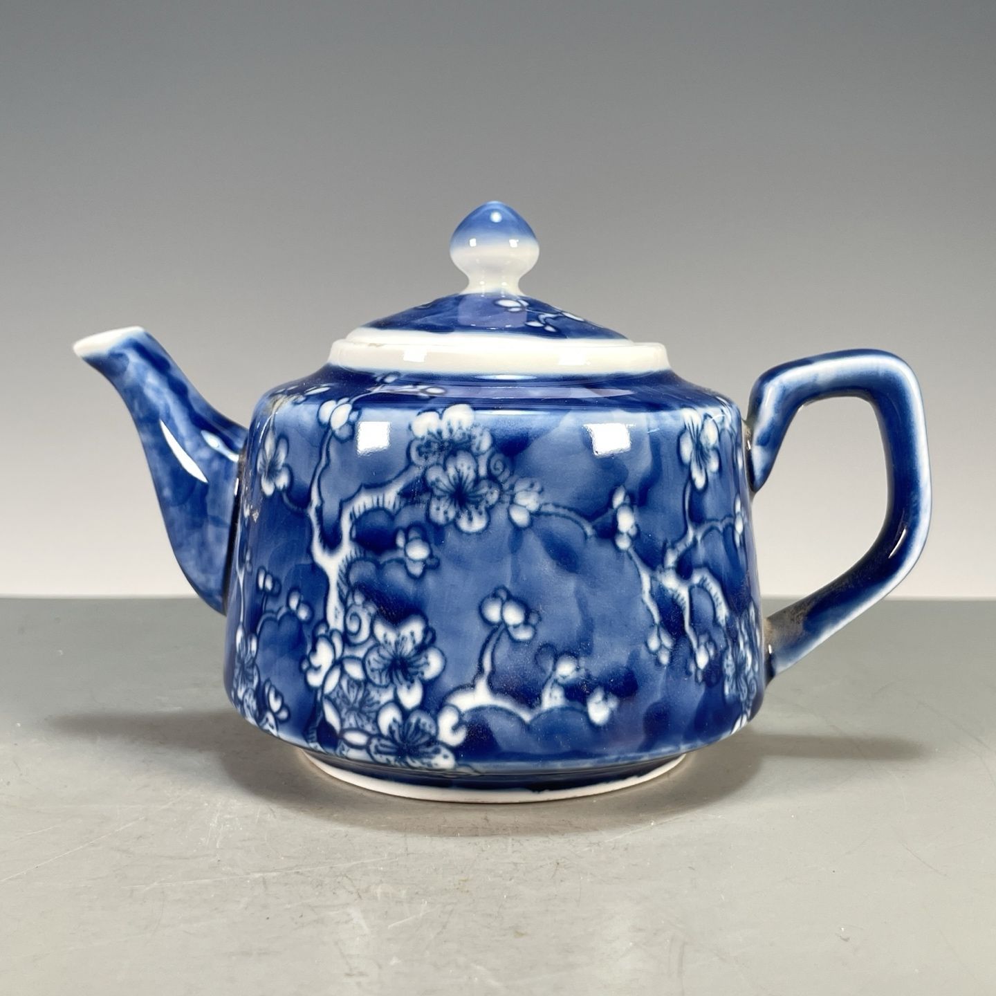 Vintage Collectible Pottery - إبريق شاي من البورسلين المسطح الأزرق