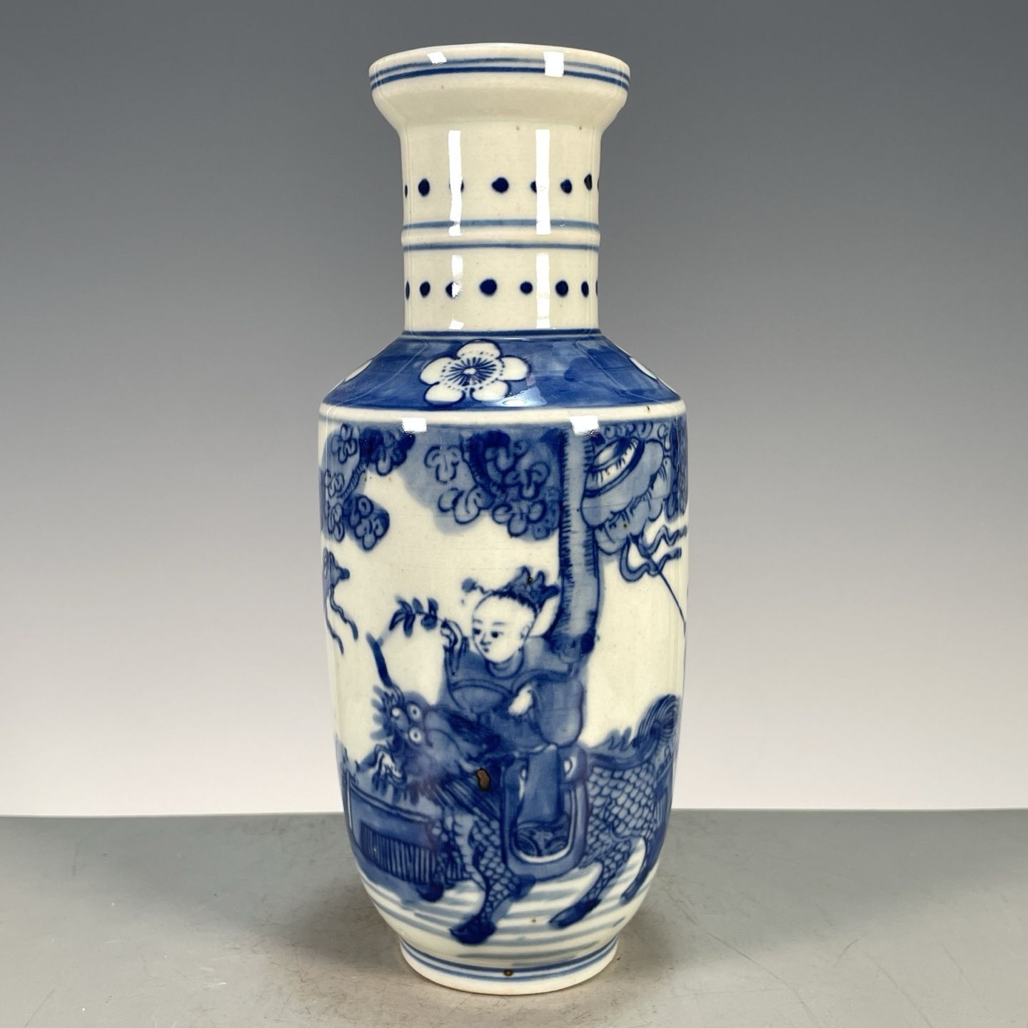 Vintage Collectible Pottery - مزهرية روليو من الخزف الأزرق والأبيض